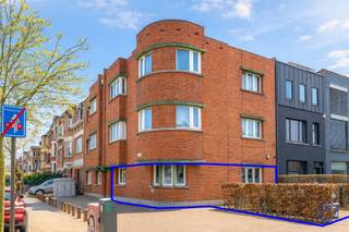 <p><span>Informatie appartement</span></p><p><span>Dit instapklare appartement is gelegen op de hoek van de Du Chastellei, zonder twijfel een van de mooiste en groenste lanen van Merksem. De locatie is ideaal: met winkels, openbaar vervoer en het Bouckenborghpark op wandelafstand, geniet u hier van een uitstekende bereikbaarheid in een rustige omgeving. Dankzij de grote raampartijen is de ruime woonkamer zeer lichtrijk, stijlvol afgewerkt met inbouwspots en een onderhoudsvriendelijke tegelvloer. Voor optimaal comfort is deze ruimte voorzien van airconditioning (koelen en verwarmen). Aansluitend bevindt zich de volledig vernieuwde, aparte keuken (2026) met een groot kookeiland en modern comfort, zoals een inductiekookplaat met geïntegreerde afzuiging en een vaatwasser, koelkast met vriesvak, enz. De grote slaapkamer van ca. 15 m² is stijlvol afgescheiden door een glazen schuifdeur, terwijl de badkamer (2026) praktisch is ingericht met een inloopdouche en een verwarmd handdoekrek, lavabomeubel met spiegel en een toilet. Als extra troeven beschikt het appartement over 2 staanplaatsen voor de deur die verplicht mee aangekocht moeten worden voor €20.000 en een ruime kelderberging van ca. 8 m². Met privatieve meters voor gas, water en elektriciteit en lage maandelijkse kosten ca. €100 (onderhoud, schoonmaak, elektriciteit, brandverzekering + rechtsbijstand, syndicus, etc.), biedt dit eigendom een zorgeloze woonervaring op een absolute toplocatie nabij het Kroonplein.</span></p><p><span> </span></p><p><span>Indeling</span></p><ul><li><span>Ruime woonkamer is voorzien van een onderhoudsvriendelijke, kwalitatieve tegelvloer en ingebouwde plafondspots.</span></li><li><span>De aparte, keuken is voorzien van een ruim kookeiland en werd grondig vernieuwd in 2026. De keuken beschikt over alle hedendaagse toestellen zoals een inductie kookplaat met ingebouwd afzuigsysteem, vaatwasser, ijskast met vriesvak, etc.</span></li><li><span>Grote slaapkamer ca. 15m² met schuifdeur in glas.</span></li><li><span>Praktische badkamer voorzien van een inloopdouche, lavabomeubel met spiegel, verwarmd droogrek voor handdoeken en wc.</span></li></ul><p><span> </span></p><p><span>Extra's</span></p><ul><li><span>Zeer ruime kelderberging nr. 1 van ca. 8m², inbegrepen in de vraagprijs.</span></li><li><span>De voortuinstrook werd via een algemene vergadering in 1993 privatief toebedeeld aan het appartement. Deze voortuinstrook werd ingericht als 2 staanplaatsen die uitsluitend door de eigenaar/bewoner van het appartement mogen worden gebruikt.</span></li><li><span>De woonkamer is voorzien van een AIRCO-toestel met koel en verwarmingsfunctie.</span></li></ul><p><span> </span></p><p><span>Algemene informatie</span></p><ul><li><span>Privatieve verbruiksmeters voor gas, elektriciteit en water.</span></li><li><span>Maandelijkse kosten 100 €/maand (onderhoud, schoonmaak, elektriciteit, brandverzekering + rechtsbijstand, syndicus, etc.)</span></li></ul><p><span> </span></p><ul><li><span>EPC: label C (geen renovatieplicht)!</span></li><li><span>Asbestinventarisattest: in aanvraag.</span></li><li><span>Elektrische keuring: in aanvraag!</span></li></ul><p><span> </span></p><p><span>Gebouw</span></p><ul><li><span>Het appartementsgebouw bestaat uit een gemeenschappelijke kelder, gelijkvloers en 2 verdiepingen met telkens een 2 appartementen.</span></li><li><span>Belangrijk: in de basisakte staat opgenomen dat voor 1993 de binnenkoer overdekt is met platdak en koepel, zonder dat hiervoor een bouwtoelating werd bekomen, en waar thans de badkamer-wc's werden geplaatst van de gelijkvloerse appartementen. U kan zich hiervoor bijkomend informeren bij de Stad Antwerpen en uw notaris. Het pand wordt verkocht met deze kennis, en dit ter vrijwaring van de verkoper.</span></li><li><span>Parlofoon aanwezig.</span></li></ul><p><span> </span></p><p><span>Ligging</span></p><ul><li><span>Gelegen op de hoek van de Du Chastellei, zonder twijfel één van de mooiste lanen van Merksem.</span></li></ul><ul><li><span>Het appartement is gelegen in een residentiële woonwijk nabij het centrum van Merksem.</span></li><li><span>Verschillende winkels, kruidenierszaken, etc. op wandelafstand.</span></li><li><span>Het bruisende Kroonplein met gezellige bars en restaurants ligt om  de hoek, alsook het prachtige Park Rozendaal. Als je de straat oversteekt kom je uit in het Bouckenborghpark.</span></li><li><span>MOBISCORE: 9,1/10!</span></li></ul><p><span> </span></p><p><span>* De informatie in deze prospect is ter informatieve titel: de kandidaat-kopers moeten hun eigen zaak maken van het verkrijgen, controleren en interpreteren van deze informatie.</span></p>