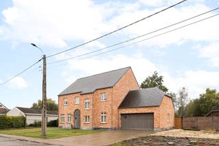 Voor verdere info of een vrijblijvende waardebepaling van uw eigendom: joeri.vandeven@homixx.be of 016 199 346.<br /><br />Met veel genoegen stellen wij deze exclusieve en bijzonder ruime open bebouwing in karaktervolle landelijke stijl aan u voor, gelegen op een adembenemend perceel van maar liefst 2.050 m² op een absolute toplocatie. Deze luxueuze woning combineert een groots ruimtegevoel, hoogwaardig wooncomfort en een uitstekende energetische prestatie.<br /><br />Bij het betreden van de woning komt u via de inkomhal terecht in de royale leefruimte, waar de uitnodigende open keuken naadloos op aansluit. Grote raampartijen zorgen voor een overvloed aan natuurlijk licht en een prachtig uitzicht op de omgeving. De doordachte indeling wordt op het gelijkvloers versterkt door een uiterst praktische wasplaats en een afzonderlijke berging. De woning telt vier volwaardige slaapkamers, een verzorgde badkamer en twee afzonderlijke toiletten, wat het dagelijkse gebruiksgemak voor het hele gezin garandeert.<br /><br />Bovendien is er aan opbergruimte geen gebrek dankzij de aanwezigheid van een ruime zolder. Buiten bevindt zich de absolute blikvanger van het domein: een riante, fraai aangelegde tuin met een overdekt terras en een prachtig zwembad, wat zorgt voor een instant vakantiegevoel in alle privacy. Parkeergelegenheid is eveneens ruim aanwezig dankzij de inpandige garage voor twee wagens. Met een uitstekende EPC-score A geniet u bovendien van een duurzame en energiezuinige thuis.<br /><br />Troeven:<br />- Prachtige landelijke architectuur op een toplocatie met een perceel van 2.154 m²<br />- Riante tuin voorzien van een zwembad en een gezellig terras<br />- Uiterst energiezuinig wonen dankzij de uitstekende EPC-score A<br />- Vier volwaardige slaapkamers, royale leefruimte en een dubbele garage