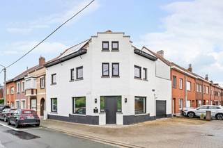 Instapklare woning met 3 slaapkamers, garage, zonnige tuin en een gezellig dakterras. <br /><br />Deze volledig gerenoveerde woning combineert ruimte, comfort en energiezuinig wonen. Met een lichtrijke leefruimte, open keuken, inpandige garage, zuidgerichte tuin en dakterras is dit de ideale gezinswoning.<br /><br />Indeling: inkomhal met gastentoilet, ruime woonkamer met open ingerichte keuken, berging met keldertoegang en inpandige garage. Op de eerste verdieping bevinden zich 2 slaapkamers en een royale badkamer met bad, douche, dubbele lavabo en toilet. De zolderverdieping werd volledig ingericht als derde slaapkamer met aansluitend een extra ruimte die kan dienen als dressing, bureau of vierde slaapkamer.<br /><br />Troeven: volledig gerenoveerd in 2020, zuidgerichte tuin en dakterras, 3 à 4 slaapkamers, inpandige garage + parkeerplaats voor de woning, nieuwe HR-gasketel, energiezuinig door PVC-ramen met HR-glas, aanwezigheid van zonnepanelen en een hoogrendementsketel. <br /><br />Een instapklare woning waar ruimte, comfort en energiezuinigheid hand in hand gaan. <br /><br />Interesse? feline@immobeguin.be