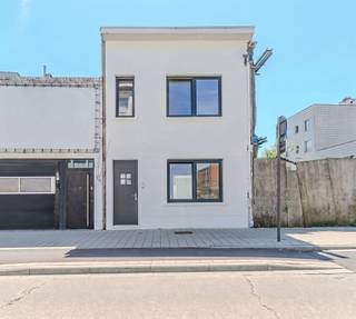 <p><strong>Fully renovated and energy-efficient home!</strong></p><p>This move-in-ready home was recently renovated from top to bottom and offers an ideal combination of comfort, energy efficiency, and an excellent location. Thanks to the large windows, the home enjoys plenty of natural light, creating a spacious and open feel.</p><p>During the renovation, absolutely everything was addressed: the home features new windows, new floors, a fully equipped kitchen with high-quality appliances, a modern bathroom, a new boiler, and a new roof. Both the roof and the walls were insulated, which, together with the EPC rating of B, contributes to an energy-efficient home. The electrical system is fully up to code, and the entire home has been freshly painted.</p><p>The layout includes a cozy living area, a modern kitchen, two full-sized bedrooms, and an extra room that’s perfect as an office, nursery, or walk-in closet. At the back is a pleasant little courtyard where you can enjoy some quiet time outdoors.</p><p>The central location is an added bonus. Just a one-minute walk from Bredabaan, shops, schools, restaurants, and public transportation are within easy reach, while the convenient connection to Antwerp and surrounding municipalities makes the daily commute a breeze.</p><p>An ideal home for anyone looking for a completely renovated, energy-efficient, and bright home that’s ready to move into immediately.<br /><br /> </p>