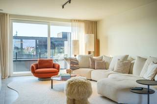 Op zoek naar een centraal gelegen nieuwbouw penthouse? Dan is deze penthouse wat u zoekt. Met zijn grote raampartijen en 2 terrassen is dit puur genieten. <br /><br />Project Koffiebranderij bevindt zich in het bruisende centrum van Maldegem. Met alle faciliteiten op wandelafstand. Het project bestaat uit 23 appartementen en 4 penthouses. Langs de achterzijde kunt u genieten van een prachtig aangelegd binnentuin. <br /><br />De penthouses, gelegen op de bovenste verdieping is ingedeeld als volgt: inkomhal met plaats voor vestiaire - grote, open leefruimte met grote raampartijen en open keuken voorzien van alle comfort - vanuit de leefruimte is er toegang tot de 2 terrassen waarvan het 1e zuid-gericht is met zicht op groen en het 2e vooraan voorzien is van een terrasberging - praktische keukenberging/technische ruimte met op maat gemaakt legboorden - badkamer met douche en lavabomeubel - gastentoilet met lavabo en ingemaakte kast - 2 slaapkamers die telkens ook toegang hebben tot de terrassen. <br /><br />Het appartement voldoet aan alle hedendaagse energienormen, is voorzien van een GEOTHERMISCHE WARMTEPOMP, vloerverwarming met passieve koeling en privatieve ZONNEPANELEN. Het gebouw heeft een zuidgerichte oriëntatie waardoor je steeds kan genieten van het zonnetje vanop je terras.<br /><br />Ondergronds zal je de parkeergarages en gemeenschappelijke fietsenstalling terugvinden. <br />De garagebox is reeds voorzien van een privatieve laadpaal. <br /><br />Vraagprijs staanplaats bij appartement: 20.000 euro<br />Vraagprijs garagebox bij appartement: 30.000 euro <br /><br />Nieuwsgierig naar deze tijdloze bouw met grote raampartijen en ultiem comfort?<br />Contacteer Bonne Vastgoed 7 op 7 voor meer info via 050/73/73/73 of info@bonnevastgoed.be