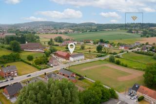 Een landelijke nieuwbouwwoning met zichten op de heuvels en gelegen in een klein aangelegd parkje. <br /><br />Een aanrader als u op zoek bent naar een volledige instapklare woning dat onmiddellijk beschkibaar is, een gezellige groene omgeving, toffe mensen en een kleinschalig kwalitatief nieuwbouwproject van een vertrouwenspartner. Je kent het zeker...zo een familie bedrijf dat al jaren actief is en dat je onmiddellijk een goed gevoel geeft. <br /><br />Een veilige omgeving: hier kom je sowieso tot rust met de prachtige zichten, de bloemperken, de bomen, het beekje, de bankjes, de schaapjes, het nieuw aangelegd wandel en fietspad waardoor je op amper 5min in het centrum staat.  Een fantastische en knusse locatie waar het rustig en goed wonen is met in totaal 7 woningen en 8 appartementen. <br /><br />Kom dan zeker eens een bezoek brengen aan onze model woning. Volledig instapklaar, alles inbegrepen in de prijs zodat u snel en comfortabel kan verhuizen. Helemaal klaar voor de toekomst met vloerverwarming en een lucht-water warmtepomp. E-peil 20 waardoor u kortingen krijgt op het betalen van uw onroerende voorheffing in de eerste 5 komende jaar. <br /><br />Het terras en de tuin, daar kan u dan ook onmiddellijk uw tuinmeubels zetten en volop genieten. De privatieve carport en de extra berging zijn tevens inclusief in de prijs. <br /><br />Er zijn verschillende prijzen (aangeduid exclusief registratie en btw) en verschillende bewoonbare oppervlaktes tussen 102 en 133 m². Alle informatie, plannen en prijzen zijn op ons kantoor beschikbaar. <br />Wij helpen u graag verder in uw zoektocht naar een nieuwe thuis. Bel ons vandaag nog 0475/34.00.40 en vraag naar Fabienne. <br /> 