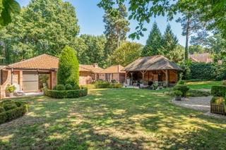 Deze charmante villa straalt karakter en mediterrane charme uit. De woning biedt een praktische en ruime indeling met het comfort van gelijkvloers wonen. Met 4 slaapkamers, 2 badkamers, een dubbele inpandige garage en een dubbele carport is er ruimte in overvloed. De gezellige tuin met bijgebouw vormt de ideale plek om in alle rust te ontspannen en te genieten.<br />Deze woning is gelegen in de geliefde residentiële wijk Kayenberg in Zolder, een rustige en groene omgeving met een aangename woonkwaliteit. Dankzij de centrale ligging bevinden winkels, scholen, openbaar vervoer en belangrijke invalswegen zich op korte afstand, waardoor je geniet van zowel rust als een uitstekende bereikbaarheid.<br /><br />=> Gelijkvloers<br />- Inkomhal met vestiaireruimte en apart gastentoilet<br />- Via de glazen deur kom je in de lichtrijke leefruimte met een authentieke Franse stenen vloer en een gezellige zithoek met gashaard<br />- De authentieke houten balken zorgen voor extra warmte en karakter<br />- Dankzij de grote schuiframen geniet je van een naadloze verbinding met de tuin en binnenkoer<br />- Aansluitend bevindt zich de praktisch ingerichte keuken voorzien van alle nodige comfort en een aangename ontbijthoek<br />- Multifunctionele ruimte ingericht als bureel of studio met apart slaapgedeelte<br />- Hal met toegang tot de verschillende kamers<br />- Master bedroom met ensuite badkamer uitgerust met een ligbad en dubbele lavabo in natuursteen<br />- Tweede slaapkamer voorzien van een eigen douche en lavabo<br />- Derde slaapkamer met praktisch ingebouwde kasten<br />- Aparte badkamer voorzien van een douche en dubbele lavabo in fraai badkamermeubel <br /><br />=> Tuin<br />- Inpandige garage met automatische sectionale poort en plaats voor twee auto's, aangevuld met een dubbele carport<br />- De fraai aangelegde tuin vormt een groene oase van rust en privacy <br />- Sfeervol eiken bijgebouw met rieten dak, ideaal als lounge of ontspanningsruimte<br />- Meerdere terrassen waar je in alle rust kan vertoeven <br />- Het perceel is volledig omheind en afgesloten met een toegangspoort voor extra privacy <br /><br />=> Indeling<br />- Gelijkvloers: inkomhal, gastentoilet, woonkamer met eetplaats, keuken, nachthal, multifunctionele ruimte ingericht als bureel met apart slaapgedeelte, master bedroom met ensuite badkamer, tweede slaapkamer met eigen douchecel en lavabo, derde slaapkamer, aparte gastenbadkamer, dubbele inpandige garage met wasplaats/berging, bijgebouw<br />- Zolder: opbergruimtes
