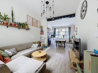 <p><strong><span>Ruime én stevige Stadswoning met 4 SLPK én terras!</span></strong><br /><br />Deze bijzonder stevige en ruime stadswoning combineert authentiek karakter met hedendaags comfort. De woning werd grotendeels gerenoveerd en is, op de laatste afwerkingen na, bijna volledig klaar om haar nieuwe bewoners te verwelkomen. Een ideale thuis voor wie houdt van ruim wonen én graag alle voordelen van het stadsleven binnen handbereik heeft.</p>
<p>Via de aparte inkomhal betreedt u de woning. Deze biedt toegang tot de ruime leefruimte, de keuken en de kelder.</p>
<p>De <strong>lichtrijke en uitgestrekte leefruimte</strong> vormt het hart van de woning. Dankzij de aangename lichtinval en het zicht op de gezellig aangeklede koer/terras geniet u hier van een bijzonder aangename woonbeleving. De ruimte biedt plaats aan een comfortabele zithoek/salon en een <strong>volledig nieuwe, open en geïnstalleerde keuken.</strong></p>
<p>Aansluitend bevindt zich een praktische eetzone die mooi aansluit bij de leefruimte en zorgt voor een hedendaagse uitstraling en optimaal wooncomfort. Vanuit de eetruimte geeft een groot schuifraam rechtstreeks toegang tot de gezellige koer/terras, een fijne plek om buiten te genieten.</p>
<p>Een apart toilet op het gelijkvloers vervolledigt deze verdieping.</p>
<p>Op de <strong>eerste verdieping</strong> bevinden zich twee ruime slaapkamers, waarvan één met inloopdressing, én een royale badkamer die alle comfort biedt met een ligbad, dubbele lavabo en inloopdouche. Een apart toilet met extra ruimte voor wasmachine en droogkast maken deze eerste verdieping compleet!<br /><br />Ook de <strong>tweede verdieping</strong> beschikt over twee slaapkamers, waardoor de woning in totaal maar liefst vier slaapkamers biedt. Daarnaast is er op deze verdieping nog een <strong>afgesloten zolderruimte</strong>, ideaal als bergruimte of voor een verdere praktische invulling.</p>
<p>De woning biedt met haar stevige structuur, royale ruimtes, vier slaapkamers en aangename buitenruimte een bijzonder interessante combinatie van <strong>ruimte, comfort en stadsleven</strong>.</p>
<p><strong>Een woning voor wie graag ruim woont, maar tegelijk wil genieten van alles wat wonen in de stad te bieden heeft — winkels, horeca, openbaar vervoer, scholen en tal van voorzieningen op korte afstand.<br /></strong><br />Voor een bezoek en/of meer info contacteer uw vastgoedkantoor KURTIMMO via info@kurtimmo.be OF 0476/076993.</p>