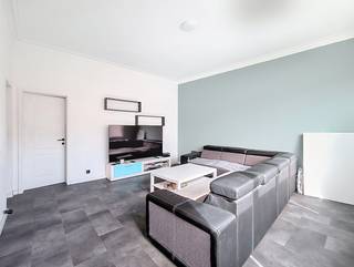 <p>We vinden dit instapklare appartement, met stadstuin, terug op zeer centrale locatie in Mortsel. Op wandelafstand van supermarkten, openbaar vervoer, invalswegen, en Fort 4.<br /><br />Het appartement is momenteel verhuurd met een mooi rendement!</p>
<p><strong>INDELING<br /></strong>We betreden het appartement rechtstreeks in de keuken (11m²). De keuken is uitgerust met een ijskast, oven, inductievuur, dampkap en vaatwasser.<br />Verder betreden we de leefruimte (24m²). Zowel keuken als leefruimte zijn voorzien van grote raampartijen waardoor we kunnen genieten van veel natuurlijk licht.<br />Naast de leefruimte treffen we nog een ruime bergruimte.<br /><br />Ruime slaapkamer (17m²) met toegang tot de gezellige stadstuin (21m²). De tuin is voorzien van verlichting en stopcontact.<br />Wasplaats (4m²) waar we tevens de condenserende cv-ketel terugvinden.<br />De badkamer (4m²) is uitgerust met een inloopdouche, wc, enkele lavabo + meubel en kolomkast.<br /><br /><strong>BIJZONDERHEDEN<br /></strong>Momenteel is het appartement verhuurd en heeft een bruto rendement van ca 4,5%.<br />Het appartement is in 2021 gerenoveerd. <br />Voorzien van aluminium schrijnwerk met dubbele beglazing. <br />Er is een gemeenschappelijke fietsenstalling.<br /><strong><br /></strong>VK: € 5/mnd: minuterie.<br /><br />Meer info en documenten: www.immopoint.be</p>