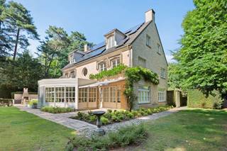 Bij binnenkomst in deze prachtige woning wordt u verwelkomd in een royale inkomhal. De hal biedt toegang tot een gastentoilet. Ruime en...