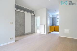 <p><span>Tel : 0456 87 27 16 / E-mail : </span><span>juliana.t@weinvest.be</span></p>
<p><span>We Invest est fier de vous proposer ce spacieux appartement 2 chambres de ± 98 m², en très bon état, idéalement situé à Forest, à deux pas du Wiels et à proximité immédiate de toutes les commodités.</span></p>
<p><span>Ce bien offre un séjour particulièrement spacieux de ± 37 m², accompagné d’une cuisine équipée et fonctionnelle. Il dispose également de deux chambres confortables, chacune avec dressing intégré, garantissant un espace de vie pratique et agréable. L’appartement bénéficie en outre de deux balcons.</span></p>
<p><span>Ayant fait l’objet de rénovations dans le passé, l’appartement est aujourd’hui bien entretenu et propose un cadre de vie confortable.</span></p>
<p><span>La rue de Belgrade, axe central du quartier, permet un accès rapide à la Gare du Midi ainsi qu’à de nombreux transports en commun. Le quartier propose une belle diversité de commerces de proximité, restaurants et facilités, dans un environnement en pleine évolution et de plus en plus recherché.<br /><br /></span><span>Charges : 75 €/mois (comprenant l’entretien des communs)</span><br /><span>Type de bail : 3 ans</span><br /><span>PEB : D</span><br /><span>Libre immédiatement</span></p>
<p><span>À visiter sans tarder !</span><br /><span>Pour plus de biens en exclusivité, visitez </span><span>www.weinvest.be</span></p>