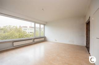 <p><span>Te renoveren 1-slaapkamerappartement met groot potentieel !</span></p><p><span> </span></p><p><span>Op zoek naar een renovatieproject met tal van mogelijkheden? Dit te renoveren 1-slaapkamerappartement op de 7de verdieping biedt een mooie opportuniteit voor wie op zoek is naar een eigen woonst die volledig naar smaak kan worden ingericht, of naar een interessante investering met potentieel. Dankzij de ruime leefruimte, de grote raampartijen, het aangename uitzicht vormt dit appartement de ideale basis om een hedendaagse en stijlvolle woonplek te creëren.</span></p><p><span> </span></p><p><span>Locatie</span></p><p><span> </span></p><p><span>Gelegen op de levendige Mechelsesteenweg geniet u hier van een uitstekende bereikbaarheid en een centrale ligging in Antwerpen. In de onmiddellijke omgeving vindt u tal van winkels, supermarkten, gezellige horecazaken en scholen. Ook het openbaar vervoer bevindt zich op wandelafstand, wat zorgt voor een vlotte verbinding naar het stadscentrum en andere delen van de stad.Bovendien bent u in een mum van tijd bij belangrijke invalswegen, wat deze locatie ideaal maakt voor zowel stadsliefhebbers als pendelaars. </span></p><p><span> </span></p><p><span>Ondanks de centrale ligging woont u hier op de 7de verdieping in alle rust en privacy, met een prachtig open uitzicht.</span></p><p><span> </span></p><p><span>Indeling</span></p><p><span> </span></p><p><span>Via de ruime inkomhal van het gebouw bereik je met de vernieuwde lift comfortabel de 7de verdieping.</span></p><p><span> </span></p><p><span>Bij het binnenkomen kom je in de inkomgang, die momenteel casco is afgewerkt. Deze ruimte leent zich perfect tot het creëren van een ruime badkamer, naar wens ensuite aan de slaapkamer of afzonderlijk toegankelijk. Hier krijg je de mogelijkheid om de indeling volledig af te stemmen op jouw eigen woonconcept.</span></p><p><span> </span></p><p><span>Aan de rechterzijde bevindt zich de ruime leefruimte. Dankzij de grote aluminium raampartijen met dubbele beglazing, die zich uitstrekken over de volledige breedte, geniet je hier van veel natuurlijk licht en een mooi, open uitzicht. Een absolute meerwaarde is dat de tussenmuur naar de naastgelegen ruimte geen dragende functie heeft en dus kan worden verwijderd. Hierdoor ontstaat de mogelijkheid om een open keuken te integreren en een ruime, moderne leefruimte te creëren. Ook de aanwezige ingemaakte kasten en de schouw kunnen worden uitgebroken om nog meer ruimte en een strakker geheel te realiseren.</span></p><p><span> </span></p><p><span>Achteraan bevindt zich de ruime slaapkamer, voorzien van een laminaatvloer en voldoende plaats voor een tweepersoonsbed en bijkomende kastruimte. Het aanwezige terras vormt een extra troef.</span></p><p><span>Het appartement is deels casco afgewerkt, waardoor er al een basis aanwezig is om verder op te bouwen. Tegelijkertijd biedt de huidige toestand de vrijheid om de verdere afwerking en indeling volledig naar eigen smaak vorm te geven.</span></p><p><span> </span></p><p><span>Troeven</span></p><p><span> </span></p><ul><li><span>·Mooi uitzicht en aangename natuurlijke lichtinval</span></li><li><span>·Gunstig EPC</span></li><li><span>·Dak conform en geïsoleerd</span></li><li><span>·Vernieuwde lift</span></li><li><span>·Interessant renovatiepotentieel voor eigen bewoning of als investering</span></li><li><span> Individuele kelderberging</span></li></ul><p><span> </span></p><p><span>Ben je op zoek naar een appartement dat je volledig naar eigen wensen kunt transformeren? Dan is dit pand aan de Mechelsesteenweg zeker een bezoek waard. De combinatie van de centrale ligging, het mooie uitzicht, de praktische basis en de vele indelingsmogelijkheden maakt dit een interessante opportuniteit voor wie het potentieel van een renovatieproject weet te waarderen.</span></p><p><span> </span></p>