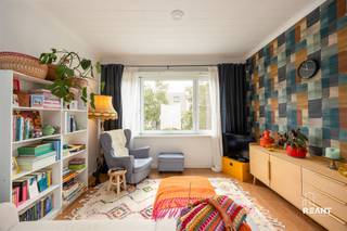<p><strong>Gezellig en lichtrijk appartement in kleinschalig gebouw</strong></p><p>Welkom in dit gezellige appartement op de tweede verdieping van een kleinschalig en goed onderhouden gebouw. Dankzij de zuidgerichte living geniet je hier van een aangename lichtinval en een warm woongevoel doorheen de dag.</p><p>De lichtrijke living vormt het hart van het appartement en biedt voldoende ruimte voor een gezellige zithoek en eetplaats. Aansluitend bevindt zich de keuken, praktisch ingericht en voorzien van het nodige comfort.</p><p> </p><p></p><p>De badkamer beschikt over een raam, wat zorgt voor natuurlijke verluchting. Ze is uitgerust met een ligbad, toilet en lavabomeubel.</p><p>De slaapkamer is noordgericht, waardoor deze ook tijdens warme zomerdagen aangenaam fris blijft. Dat maakt de ruimte ideaal als rustige en comfortabele slaapplaats.</p><p> </p><p></p><p><strong>Locatie</strong></p><p>Het appartement is gunstig gelegen nabij openbaar vervoer, scholen en winkels. Ook de belangrijkste uitvalswegen zijn vlot bereikbaar, waaronder de A12 richting Brussel en Antwerpen. Zo woon je hier rustig in een kleinschalige residentie, met alle dagelijkse voorzieningen binnen handbereik.</p><p> </p><p></p><p><strong>TROEVEN</strong></p><p>+ Lichtrijke, zuidgerichte living</p><p>+ Keuken voorzien van het nodige comfort</p><p>+ Badkamer met raam en ligbad</p><p>+ Noordgerichte slaapkamer, fris in de zomer</p><p>+ Kleinschalig en goed onderhouden gebouw</p><p>+ EPC-label B en elektriciteit conform AREI</p><p> </p><p>Stedenbouwkundig uittreksel in aanvraag.</p>