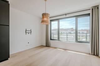 <p><span>Instapklaar en energiezuinig wonen in het hart van het Zilverkwartier</span></p><p><span>Welkom in residentie </span><span>Het Zilverkwartier</span><span>, een recente en kwalitatieve woonontwikkeling uit 2021 waar comfort, duurzaamheid en een uitstekende ligging hand in hand gaan. Dit stijlvolle appartement op de derde verdieping biedt een hedendaagse woonbeleving met veel natuurlijk licht, hoogwaardige afwerking en een zonnig terras met zicht op de groene binnentuin.</span></p><p><span> </span></p><p><span>OMGEVING</span></p><p><span>Het appartement geniet van een centrale ligging met alle dagelijkse voorzieningen binnen handbereik. Winkels, horeca, diensten en openbaar vervoer bevinden zich op wandelafstand. Dankzij de vlotte verbindingen met fiets en tram, bereik je Antwerpen en de ruime omgeving snel en efficiënt. Bovendien woon je hier in een aangename en rustige omgeving met een groene gemeenschappelijke binnentuin als extra troef. De aanwezigheid van een supermarkt in het gebouw zorgt voor een ongeëvenaard dagelijks comfort.</span></p><p><span> </span></p><p><span>INDELING</span><span> </span></p><p><span>Via de inkomhal bereik je de lichtrijke leefruimte, waar grote raampartijen zorgen voor een aangenaam lichtinval en een open gevoel. De stijlvolle open keuken is volledig geïntegreerd in de leefruimte en afgewerkt met kwalitatieve materialen. Verder beschikt het appartement over een volwaardige slaapkamer, een extra ruimte die perfect kan dienen als bureau, dressing of hobbykamer, een moderne badkamer uitgerust met een ruime inloopdouche, een apart gastentoilet en een praktische wasruimte.</span></p><p><span> </span></p><p><span>Vanuit de leefruimte heb je toegang tot het zonnige terras van ca. 9 m², waar je in alle rust kan genieten van het uitzicht op de verzorgde binnentuin.</span></p><p><span> </span></p><p><span>Bij het appartement hoort een privatieve kelderberging en is er een gemeenschappelijke fietsenberging aanwezig. Een ruime ondergrondse auto staanplaats verplicht bij aan te kopen voor € 25.000.</span></p><p><span> </span></p><p><span>BIJZONDERHEDEN</span></p><p><span>- Recent appartement (bouwjaar 2021)</span></p><p><span>- EPC-label A</span></p><p><span>- Vloerverwarming</span></p><p><span>- Warm water via warmtenet</span></p><p><span>- Hoogwaardige afwerking met prachtig eiken parket</span></p><p><span>- Gemeenschappelijke fietsenberging</span></p><p><span>- Zonnig terras van ca. 9m²</span></p><p><span>- Lift aanwezig</span></p><p><span>- Groene gemeenschappelijke binnentuin</span></p><p><span>- Supermarkt in het gebouw</span></p><p><span>- Uitstekende bereikbaarheid</span></p><p><span>- Ideaal voor eigen bewoning of als investering </span></p><p><span> </span></p><p><span>Een instapklaar appartement waar licht, comfort en energiezuinigheid samenkomen op een toplocatie.</span></p>