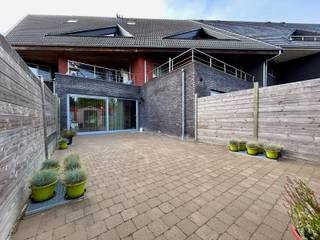 In Meerbeke ligt dit instapklare, gelijkvloerse appartement in de moderne en verzorgde Residentie Denderveld. Het appartement bevindt zich aan...