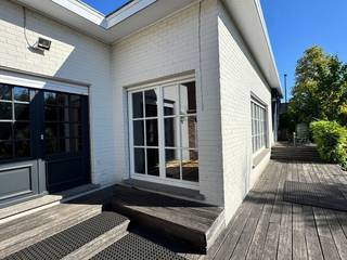 Deze mooie statige woning op een commerciële locatie biedt verrassend veel mogelijkheden. Omwille van het hoekperceel is de woning zowel via de Gentseweg als de Staakmolenstraat bereikbaar. De woning bestaat uit een woongedeelte, 3 slaapkamers, ruime lichtrijke leefruimte en keuken, statige inkom en zonneterras. Het geheel is volledig onderkelderd en voorzien van een grote garage. Aansluitend is er een recente en volledige studio, dewelke kan dienen als extra woonst maar tevens uitermate geschikt is voor een praktijk of burelen. Ook dit deel beschikt over een badkamer, keuken, leefruimte en 2 slaapkamers. Het grote voordeel is dat beide entiteiten in elkaar overlopen maar toch gescheiden zijn qua ingang. Tevens heeft elk woongedeelte een eigen vernieuwde CV ketel en aparte elektriciteitskast. De grote tuin zorgt voor de nodige privacy en rust en is voorzien van verschillende zonneterrassen. <br /><br />Echt een bezoekje waard !<br /><br />De villa wordt aangeboden met een richtprijs van 418.000€