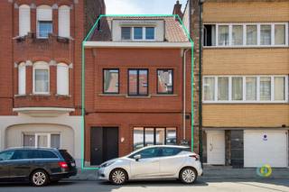 <p><span>Instapklare, recent gerenoveerde gezinswoning op een uitstekende locatie in Neder-Over-Heembeek, nabij winkels, scholen, openbaar vervoer en met een vlotte verbinding naar het centrum van Brussel, zowel met de wagen als de fiets. Op het gelijkvloers bevindt zich een moderne, volledig uitgeruste keuken die aansluit op de lichtrijke leefruimte met eet- en zithoek. De stijlvolle maatwerkwand biedt praktische opbergruimte voor tv en multimedia. Vanuit de leefruimte heeft u rechtstreeks toegang tot de gezellige stadstuin. Via een voetweg bereikt u bovendien een verborgen groene ruimte, een zeldzame troef in deze stedelijke omgeving. Op de eerste verdieping bevinden zich twee ruime slaapkamers, een derde kamer die perfect dienst kan doen als kinderkamer of bureau, en een smaakvol gerenoveerde badkamer met inloopdouche. De volledig ingerichte zolderverdieping vormt het absolute pronkstuk van de woning. Hier vindt u een royale master bedroom met ensuite badkamer, een bureauruimte en een gezellige lees- of bibliotheekhoek. Ook de kelder biedt extra comfort. Naast een ruime berging beschikt deze over een ontspanningsruimte met sauna en douche, ideaal om na een drukke dag volledig tot rust te komen. Kortom, een ruime, instapklare gezinswoning met vier slaapkamers, een unieke groene buitenruimte en een uitstekende ligging nabij Brussel. Een ideale combinatie van comfort, ruimte en bereikbaarheid.</span><span> </span></p>