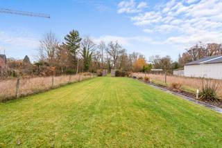 <p>Te koop: volledig gerenoveerde, energiezuinige halfopen woning in Rotselaar, met ruime garage, sauna en een prachtige tuin.</p>

<p> </p>

<p>Deze charmante woning uit 1948 werd volledig vernieuwd en voldoet aan de hedendaagse energie-eisen (EPC-label A). Gelegen aan de Aarschotsesteenweg, geniet u hier van een rustige woonomgeving met alle voorzieningen in de buurt. De combinatie van een ruime garage met extra parkeermogelijkheden, een ontspannende sauna en een grote, zonnige tuin maakt dit huis bijzonder aantrekkelijk voor gezinnen en levensgenieters.</p>

<p> </p>

<p>Belangrijkste ruimtes:<br />• Gezellige woonkamer met veel lichtinval<br />• Moderne keuken met alle nodige voorzieningen<br />• 4 comfortabele slaapkamers<br />• 2 badkamers, praktisch ingedeeld<br />• Groot terras met zicht op de tuin<br />• Ruime garage en extra parkeerruimte<br />• Tuinhuis voor extra opslag<br />• Grote tuin ideaal voor ontspanning en spel</p>

<p> </p>

<p>Troeven:<br />• Volledig gerenoveerde energiezuinige woning (EPC A)<br />• Ruime garage, parkeermogelijkheden en sauna<br />• Grote tuin van 1060 m²</p>

<p> </p>

<p>Neem vandaag nog contact op met uw ERA-makelaar voor een bezoek.</p>

<p> </p>

<p>JOUW DROOMHUIS. ZO GEVONDEN!</p>