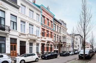 Ben je op zoek naar een stijlvol duplexappartement op één van de meest gegeerde locaties van Antwerpen? Dit gerenoveerde pareltje ligt in een rustige zijstraat van de begeerde Amerikalei en combineert charme, comfort en rustig wonen in een kleinschalig gebouw. Je woont hier op wandelafstand van het bruisende Zuid, waar jong en oud vandaag volop genieten van restaurants, bars, het KMSKA en het nieuwe Zuidpark.<br /><br />Bij het betreden van het appartement op de tweede verdieping betreedt u de lichtrijke leefruimte, voorzien van een elegante visgraatparket. De open keuken met eiland en natuurstenen werkblad beschikt over kwalitatieve inbouwtoestellen.<br /><br />De derde verdieping beschikt over twee ruime slaapkamers, waarvan één is afgewerkt met een open vide die extra mogelijkheden creëert, bijvoorbeeld voor het inrichten van een bureau. Beide kamers genieten van een aangename en natuurlijke lichtinval, wat bijdraagt aan een open en comfortabel gevoel. Daarnaast is er een stijlvolle badkamer aanwezig, uitgerust met een zeer ruime inloopdouche en een dubbele lavabo, waar comfort en functionaliteit perfect samenkomen.<br /><br />Tot slot is er een private kelder aanwezig die zorgt voor extra, praktische opslagruimte.<br /><br />Interesse? Contacteer LISTED vandaag nog voor een bezoek: +32 3 283 51 51.