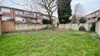 OP HET EINDE VAN EEN BESTAAND GARAGECOMPLEX BEVINDT ZICH DEZE BOUWGROND VOOR 5 GARAGEBOXEN.DE BOOM OP DIT PERCEEL IS ONDERTUSSEN GEROOID...