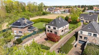 [[ DIT PAND NEEMT DEEL AAN DE ERA OPEN HUIZEN DAG OP 13/6 VAN 13:00 TOT 14:00 ]]
<p><u><strong>Te koop:</strong></u> instapklare villa in Wezembeek-Oppem, op wandelafstand van het centrum en dicht bij openbaar vervoer.<br /><br />Deze woning uit 2005 biedt een comfortabele indeling en een rustige, residentiële ligging. Met vijf ruime slaapkamers en twee badkamers is er plaats voor het hele gezin. De tuin van 288 m² en het zuidgericht terras zorgen voor aangename buitenmomenten. Dankzij de nabijheid van scholen, winkels en invalswegen geniet u van een uitstekende bereikbaarheid.<br /><br /><u><strong>Belangrijkste ruimtes:</strong></u><br />• Woonkamer met veel lichtinval en directe toegang tot het terras<br />• Volledig ingebouwde keuken met ontbijthoek en moderne toestellen<br />• Vijf ruime slaapkamers<br />• Badkamer met inloopdouche, ligbad en dubbele wastafel<br />• Douchekamer met inloopdouche, toilet en wastafel<br />• Garage met automatische poort, plaats voor 3 wagens en waterverzachter<br />• Meerdere kelders voor extra opslag<br />• Zuidgericht terras vooraan en tuin van 288 m²<br />• Buitenparkeerplaats voor 3 wagens<br /><br /><u><strong>Troeven:</strong></u><br />• Op wandelafstand van het centrum<br />• Dicht bij openbaar vervoer<br />• Ruime slaapkamers<br /><br />Meer informatie of een bezoek met Lynn Gorin? Contacteer ons via +3223351115<br />JOUW DROOMHUIS. ZO GEVONDEN!</p>