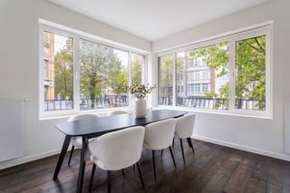 <p>Op zoek naar een modern twee-slaapkamerappartement op een uitstekende locatie?<br />Dan is dit recent gerenoveerde appartement beslist een bezoek waard.<br /><br />Gelegen in een kleinschalig gebouw, vlak bij belangrijke invalswegen en op wandelafstand van zowel het Te Boelaarpark als het Boekenbergpark, combineert deze woonst comfort met een toplocatie.<br /><br />Het appartement werd in 2025 van A tot Z vernieuwd, met aandacht voor kwaliteit, comfort en energiezuinigheid. Dankzij het EPC-label A ben je verzekerd van lage verbruikskosten en een duurzame woning op lange termijn.<br /><br />Je komt binnen via een centrale inkomhal die toegang biedt tot alle ruimtes. De lichtrijke leefruimte met open keuken is gelegen aan de voorzijde en geniet van een rustgevend zicht op het groen. De strak ontworpen keuken is volledig uitgerust en biedt ruimte om optimaal te koken.<br /><br />Dankzij de hoekligging valt het licht hier heerlijk binnen.<br /><br />Achteraan bevinden zich twee volwaardige slaapkamers, ideaal als master bedroom en kinder-/gastenkamer of bureau. De moderne badkamer beschikt over een ruime inloopdouche, lavabo, handdoekradiator en toilet.<br /><br />Tot slot zijn er in de kelderverdieping nog praktische bergingen voorzien, elk aan te kopen aan € 5.000.<br /><br />Kortom, dit is de ideale woonst voor wie op zoek is naar stijlvol, duurzaam en zorgeloos wonen op een toplocatie!<br /><br />Interesse? Contacteer LISTED vandaag nog voor een bezoek: +32 3 283 51 51</p>