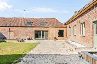 <p>Deze authentieke en charmante boerderij, die grotendeels is gerestaureerd en op een perceel van 3470 m² staat, is ideaal gelegen in het hart van het rustige dorpje Saint-Léger en is als volgt ingedeeld:</p><p>Op de begane grond: een ruime en lichte woonruimte (woon-/eetkamer) met uitzicht op de tuin, een ingerichte en uitgeruste keuken met eethoek, een bijkeuken die kan dienen als voorraadkamer, opslagruimte of werkplaats</p><p>Op de verdieping: drie mooie slaapkamers, elk met een eigen, volledig uitgeruste badkamer.</p><p>Buiten: Een binnenplaats van ongeveer 175 m², een terras, een mooie tuin met bomen, parkeergelegenheid voor 4 voertuigen, een loods van 200 m², een gerestaureerde schuur en diverse bijgebouwen die talrijke inrichtingsmogelijkheden bieden.</p><p>TECHNISCHE GEGEVENS: Centrale verwarming via houtketel, dubbelglas, riolering + septic tank, elektriciteit conform de voorschriften, nieuwe daken, EPC-klasse B, oplegvergoeding 386 €.</p>