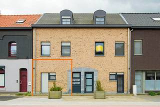 <p>Gelijkvloers appartement met terras.<br /><br />Op 5 minuutjes van het centrum van Ham vinden we dit gelijkvloers appartement met terras. De Heidestraat ter hoogte van nummer 99B is the Place to Be.</p>
<p>Er is voldoende gratis parking voor de deur en het appartement zelf heeft ook een achter koertje ter beschikking. Het gebouw is in 2000 opgeleverd wat maakt dat alles nog in perfecte nieuwstaat verkeerd.</p>
We komen binnen via de inkomhal. Meteen worden we verrast door de openheid van de dit appartement. De moderne keuken, de living en de eetkamer vormen hier 1 geheelde. Grote raampartijen met zicht op het terras zorgen voor voldoende lichtinval. Dit zorgt voor een groot ruimtelijk gevoel.<br />
<p>De slaapkamers is voldoende ruim en functioneel uitgerust.</p>
<p>Verder vinden we de badkamer met ligbad en douche scherm enkel lavabo met badkamermeubel en een toiletten.</p>
<p>Heeft u graag een bezoekje ter plaatse bel ons dan onmiddellijk. 089/20.89.89.</p>
<br />
<p></p>