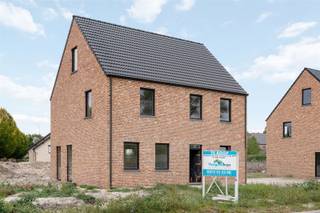 <p><span>6% BTW MOGELIJK!!</span></p><p><span> </span></p><p><span>"Thuiskomen is geen plaats, het is een gevoel en dat gevoel begint hier."</span></p><p><span> </span></p><p><span>Ben je op zoek naar een zeer energiezuinige woning met een kwalitatieve afwerking en ruim perceel? Ontdek dan snel deze vrijstaande nieuwbouwwoning in Balen, waar comfort, stijl en duurzaamheid samenkomen in één harmonieuze woonbeleving!</span></p><p><span> </span></p><p><span>Gelijkvloers: Inkomhal met afzonderlijk toilet, ruime en lichtrijke leefruimte met open keuken (voorzien van alle comfort), berging,</span></p><p><span>Verdieping 1: Nachthal, afzonderlijk toilet, drie slaapkamers en badkamer  (voorzien van dubbele lavabo, ligbad en instapdouche).</span></p><p><span>Verdieping 2: Afgewerkte zolderkamer met mogelijkheid tot opsplitsing in twee kamers + technische ruimte.</span></p><p><span> </span></p><p><span>Met een doordacht plan, mooie budgetten en duurzame materialen is dit de ideale woning voor wie wil wonen met stijl én toekomstvisie!</span></p><p><span> </span></p><p><span>Troeven op een rijtje: Mogelijkheid tot 6% BTW (sloop- en wederopbouwregelgeving!), duurzame materialen en kwalitatieve afwerking, vloerverwarming op gelijkvloers én eerste verdieping (ook in de slaapkamers), zonnepanelen van 5000 Wp,hybride omvormer minimum 5 kwp, thuisbatterij, regenwaterput van 10.000L aangesloten op toiletten en vorstvrije gevelkraan, watertoets (G- en P-score: A), gunstige ligging - goede verbindingsmogelijkheden!</span></p><p><span>De opgenomen energiescore = van de startverklaring EPB en houdt geen rekening met de extra's zoals de betere beglazing, zonnepanelen,... Dus de werkelijke energiescore gaat een stuk lager liggen!</span></p><p><span> </span></p><p><span>Grijp nu je kans en ontdek deze parel voor het te laat is! Contacteer ons snel voor een bezoek ter plaatse. Kenneth (kenneth.pollet@vastgoedhuys.be) op 0472/03 25 88 of Melissa (melissa.cardaci@vastgoedhuys.be) op 0486/54 71 80.</span></p>