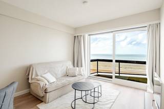 Op de negende verdieping van een verzorgde residentie aan zee bevindt zich dit volledig vernieuwde appartement, waar klasse, rust en comfort samenkomen. De zand- en natuurtinten brengen de sfeer van het strand naar binnen, terwijl de harmonie tussen leefruimte en keuken zorgt voor een open, lichtrijk en uitnodigend geheel. Vanop het balkon met zicht op zee en de iconische Pier geniet u van elke zonsondergang. De keuken, badkamer en slaapkamer werden met oog voor detail vernieuwd, met duurzame materialen, kwaliteitsvolle afwerking. Volledig instapklaar – klaar om meteen te genieten van een zorgeloos verblijf aan zee.<br /><br />Verwarming: Elektrisch | EPC: 212 kWh/m² ~ UC: 0003275858-RES-1 | Oppervlakte: +/- 42 m² (totale indicatieve oppervlakte op basis van EPC-attest) | Overstromingsgevoeligheid: P-Score: A (A0859/00K021), G-score: A (ID 7781984|8045897) | Stedenbouwkundige inlichtingen: Woongebied, Vergund, Geen gerechtelijke of maatschappelijke maatregelen opgelegd, Geen voorkooprecht, Geen verkavelingsvergunning