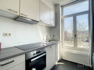 Bemeubeld éénslaapkamerappartement met een mooi open uitzicht op de nieuw aangelegde zuiderdokken.Woonkamer met open geïnstalleerde keuken voorzien...