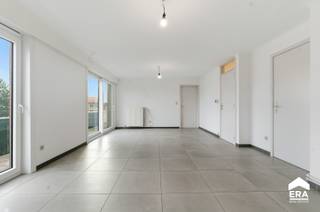 <p>Te koop: ruim lichtrijk appartement in het centrum van Roeselare, op wandelafstand van scholen, het Geitepark en openbaar vervoer.<br />Dit appartement biedt grote, lichtrijke ruimtes die zorgen voor een aangename woonervaring. Het ruime, zonnige dakterras is een perfecte plek om te ontspannen en te genieten van de buitenlucht. Bovendien beschikt het appartement over twee (!) aparte garageboxen, wat een grote troef is in deze centrale ligging.</p>

<p> </p>

<p>Belangrijkste ruimtes:<br />• Lichtrijke woonkamer met toegang tot het dakterras<br />• Functionele keuken met voldoende opbergruimte<br />• 3 slaapkamers<br />• Badkamer met ligbad en wastafel<br />• Praktische (was)berging<br />• Apart toilet<br />• Twee aparte garageboxen</p>

<p> </p>

<p>Troeven:<br />• Grote lichtrijke ruimtes<br />• Heel ruim zonnig dakterras<br />• Twee aparte garagebox<br />• Laag energieverbruik (EPC B, verwarming via condensatieketel)<br />• Asbestveilig</p>

<p> </p>

<p>Garagebox in de residentie optioneel aan te kopen voor 20.000 EUR<br />Garagebox in de straat optioneel aan te kopen voor 20.000 EUR</p>

<p> </p>

<p>Neem vandaag nog contact op met je ERA-makelaar voor een bezoek.<br />JOUW DROOMAPPARTEMENT. ZO GEVONDEN!</p>