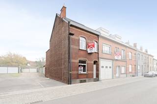 Charmante woning met 4 slaapkamers, 1 bureau, 1 badkamer, terras en omheinde tuin.In deze levendige straat woon je op een plek waar dynamiek en rust...