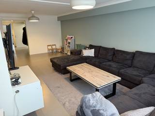 Op zoek naar een instapklaar en ruim appartement met Rivierenhof als achtertuin? Kijk dan niet verder.Het appartement is gelegen in het gegeerde Deurne-Zuid en op wandelafstand van alle centrumfaciliteiten. Ruime keuze aan openbaar vervoer en gelegen nabij verschillende belangrijke invalswegen, supermarkten, kleinhandel en scholen.Het appartement van ca. 110 m² ligt op de eerste verdieping van een kleinschalig gebouw. Een brede inkomhal als centrum met een deur naar een apart toilet met lavabo. Daarnaast bevindt zich de badkamer voorzien van vloerverwarming (wastafel, douche, toilet, aansluiting voorzien voor wasmachine) Aan de achterkant van het gebouw bevinden zich 2 ruime slaapkamers (13 m² en 14 m²). Aan de andere kant kom je in de ruime leefruimte met prachtige lichtinval door de grote ramen. Deze is ingedeeld in living, eetkamer en aansluitend een halfopen keuken. De ruime keuken is ingericht met alle nodige toestellen en voldoende opbergmogelijkheden.Het appartement heeft overal dubbele beglazing en is voorzien van rolluiken. Aan opbergruimte is er ook geen gebrek. Op het gelijkvloers in de gang heb je nog 3 kasten om spullen op te bergen en op het verdiep zelf heb je nog een ruime berging. Nuttige informatie:Maandelijkse provisie 85 euro: water, blokpolisMogelijkheid om binnenstaanplaats te huren aan de overkant voor 72 euro/maand.Afspraak via Dewaele.com!De algemene voorwaarden van Dewaele DIY kunt u steeds raadplegen via dewaele.com.