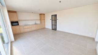 <div><strong>Appartement 0.01 – Instapklaar gelijkvloers wonen in Klaverstuk 24</strong></div>
<br />Ontdek dit prachtige gelijkvloerse appartement in het exclusieve nieuwbouwproject Klaverstuk 24 te Zedelgem.<br /><br />Met een slimme indeling, hoogwaardige afwerking en een ideale ligging is dit appartement dé perfecte thuisbasis.
<h4><br /><strong>K<strong>enmerken van appartement 0.01</strong></strong></h4>
<ul>
<li>* <strong>Bewoonbare oppervlakte:</strong> 86 m²</li>
<li>* <strong>Ruime inkomhal</strong> met vestiaire en apart gastentoilet.</li>
<li>* <strong>2 slaapkamers</strong>: ideaal voor gezinnen, koppels of als extra werkruimte.</li>
<li>* Stijlvolle badkamer met <strong>dubbel meubel, inloopdouche en bad</strong>.</li>
<li>* <strong>Lichtrijke leefruimte</strong> dankzij grote raampartijen, verbonden met een moderne open keuken.</li>
<li>* Een <strong>gezellig terras </strong>van 6 m², perfect om buiten te ontspannen.</li>
<li>* Inclusief <strong>ondergrondse parkeerplaats </strong>en <strong>fietsenberging</strong>.</li>
</ul>
<h4><strong>Duurzaam en instapklaar</strong></h4>
Dit appartement is voorzien van:
<ul>
<li>* Vloerverwarming voor een optimaal wooncomfort.</li>
<li>* Een warmtepomp en zonnepanelen voor duurzame en energiezuinige oplossingen.</li>
<li>* Een uitzonderlijk laag E-peil van 30, waardoor u geniet van vrijstelling van de onroerende voorheffing.</li>
</ul>
<h4><strong>Toplocatie in Zedelgem</strong></h4>
Wonen in <strong>Klaverstuk 24</strong> betekent genieten van een rustige omgeving met een vlotte verbinding naar winkels, scholen en openbaar vervoer.<br /><br />Grijp deze kans om te wonen in een appartement dat stijl, comfort en duurzaamheid combineert.<br />Contacteer ons vandaag voor meer informatie of een bezoek.<br /><br /><strong>Uw nieuwe thuis wacht op u!</strong><br /><br /><strong>051 21 11 11 of matias@imfiro.be</strong>