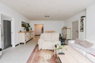 Eerste BEZOEKMOMENT op 30/9. Plan zelf uw afspraak via onze site.<br /><br />Licht. Comfort. En een ligging die het dagelijks leven eenvoudiger maakt.<br /><br />In de gezellige deelgemeente Bevere, vlak bij het station van Oudenaarde, bevindt zich dit verzorgde tweeslaapkamerappartement. Een ideale woonplek voor wie comfort, bereikbaarheid en voorzieningen op wandelafstand weet te appreciëren.<br /><br />De lichtrijke leefruimte vormt het hart van het appartement. Grote raampartijen zorgen voor een aangenaam ruimtegevoel en laten het natuurlijke daglicht volop binnenstromen. De aparte keuken is praktisch ingericht en biedt voldoende ruimte voor dagelijks gebruik.<br /><br />Verder beschikt het appartement over twee volwaardige slaapkamers, een volledig uitgeruste badkamer, een mooie inkomhal met afzonderlijk gastentoilet en een handige berging. In de kelder bevindt zich bovendien nog een private berging.<br /><br />Het appartement werd recent volledig gerenoveerd, wat resulteert in een warme en tijdloze uitstraling. De onderhoudsvriendelijke keramische vloeren zorgen voor een moderne en stijlvolle afwerking.<br /><br />Daarnaast is er een overdekte staanplaats die optioneel kan worden aangekocht (15.000 euro). Op deze centrale locatie vormt dit een absolute meerwaarde en biedt het extra comfort in het dagelijkse leven.<br /><br />Dankzij de combinatie van licht, functionaliteit en een uitstekende ligging is dit appartement een interessante opportuniteit, zowel voor eigen bewoning als voor investering.<br /><br />