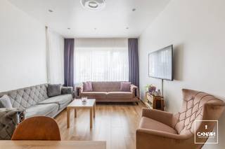 Dit verzorgde <strong>gelijkvloerse appartement</strong> combineert aangenaam wonen met een praktische ligging. Vlak bij invalswegen, horeca, scholen en gezondheidszorg heb je alle dagelijkse voorzieningen binnen handbereik. Ook de nabijgelegen Wondelgemse Meersen vormen een fijne troef voor wie graag even de buitenlucht opzoekt.<br /><br />De <strong>woonkamer </strong>verwelkomt je met veel natuurlijk licht en biedt plaats voor een gezellige <strong>zithoek en een eethoek</strong>. De <strong>afzonderlijke keuken</strong> is uitgerust met heel wat kast- en werkruimte.<br /><br />Het appartement telt <strong>twee slaapkamers</strong> en een <strong>verzorgde badkamer </strong>met douche, wastafelmeubel en toilet. Vanuit de tweede slaapkamer stap je rechtstreeks het <strong>terras </strong>op. Dankzij de <strong>westelijke oriëntatie</strong> geniet je hier van de avondzon: een aangename plek om de dag af te sluiten of rustig buiten te tafelen. Aansluitend bevindt zich een <strong>praktische berging met wasmachineaansluiting</strong>. Het terras beschikt ook over een<strong> afzonderlijke toegang naar buiten</strong>.<br /><br /><strong>Troeven: </strong>
<ul>
	<li>Gebouw grondig gerenoveerd in 2019</li>
	<li>EPC-label C </li>
	<li>Asbestveilig </li>
	<li>Conforme elektrische installatie</li>
</ul>
Benieuwd naar dit appartement? Neem dan contact op met <strong>Debora</strong> via <strong>debora@convas.be</strong>.