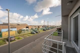 Res. Eagle: perfect onderhouden en niet van nieuw te onderscheiden appartement, rustig gelegen nabij het Visserskruis in Zeebrugge, met de jachthaven om de hoek.<br />Ruim en lichtrijk appartement gelegen in een kleinschalige residentie. De inkomhal wordt slechts gedeeld door twee appartementen.<br />Het appartement bestaat uit een inkomhal met vestiaire, een ruime en brede woonkamer die uitgeeft op het terras aan de voorzijde, een open keuken met afzonderlijke berging, twee goed geproportioneerde slaapkamers, een badkamer en een apart toilet.<br />Het appartement verkeert in uitstekende staat en is volledig instapklaar.<br />Dankzij de verzorgde afwerking en het zeer goede onderhoud is het geheel niet van nieuw te onderscheiden.<br />Een bijkomende troef is de ruime parkeergelegenheid voor de residentie.<br />Rustige ligging nabij het Visserskruis en op wandelafstand van de jachthaven, waardoor dit appartement zowel geschikt is als vaste woonst, tweede verblijf of investering aan zee.<br />Ref.A507