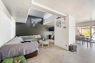 Deze woning is gelegen in een rustige wijk vlakbij centrum RoeselareDeze woning is ingedeeld als volgt:Op het gelijkvloers: inkomhal, polyvalente...