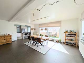 Bent u op zoek naar een comfortabel en instapklaar appartement met veel lichtinval en een uitstekende ligging? Dan is dit ruime appartement...