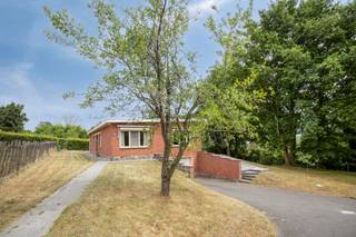 Instapklare bungalow met 4 kamers, kelder, garage en zonnig terras op een perceel van 15a in Hoog Linden.Rust, ruimte en een prachtig uitzicht.Stap...