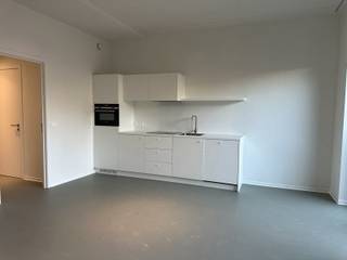 <p><span>Op zoek naar een </span><strong><span>instapklare, energiezuinige studio</span></strong><span> op een fijne plek in Antwerpen? Dan is deze studio aan het Zuid</span><span> misschien wel iets voor jou.<br /><br />Op de vierde verdieping bevindt zich deze studio met volledig geïnstalleerde keuken, denk aan vaatwasmachine, ijskast met vriesvak,... <br />Er is een badkamer aanwezig met een douche en airconditioning. Er is een gemeenschappelijke wasplaats aanwezig in het gebouw. De studio ligt aan de achterzijde van het gebouw, je geniet hier van rust om even te ontsnappen aan de drukte van de stad. Bovendien is deze studio <strong>energiezuinig</strong> met momenteel een EPB in opmaak (score zal overeenkomen met EPC A).<br /><br />En de ligging? Die is gewoonweg top. Je woont letterlijk om de hoek van het Zuidpark, op wandelafstand van het KMSKA, gezellige koffiebars, topadresjes om te tafelen en unieke boetiekjes. Alles wat Antwerpen Zuid zo geliefd maakt, ligt aan je voeten. De campus van KDG Zuid ligt op 300 meter! <br />Ga je liever wat verder? Met de fiets is alles makkelijk bereikbaar en je kan je fiets nadien veilig wegzetten in de <strong>fietsenstalling</strong>. <br /><br /></span><span>De studio is </span><strong><span>onmiddellijk</span></strong><span> beschikbaar.<br /></span><span><br /></span><span>– Huurprijs: €825/maand<br />– Gemeenschappelijke kosten: €95/maand (warm water inbegrepen)<br />– Koud water en elektriciteit apart af te sluiten<br />– Huurwaarborg = 3 maanden - 2 maanden bij studentenhuur<br />– Huurcontract naar gemeen huurrecht of woninghuur<br />– Huurovereenkomst startende 1 jaar, met mogelijkheid tot verlenging<br />– Kosten plaatsbeschrijving = 50/50 tussen huurder en verhuurder<br /></span></p>
<p><span>Graag eens komen kijken? Vraag een bezoek aan via volgende link: https://jamar.immo/te-huur/instapklare-studio-nieuwbouw-nabij-het-zuidpark/ en contacteer gerust jozefien@jamar.immo</span><span> bij vragen</span></p>