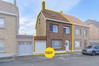 Deze ruime woning is rustig gelegen in de Hoogwegel, nabij het centrum van Oudenburg, op een perceel van 353 m². De woning biedt veel ruimte en potentieel voor gezinnen of handige kopers.<br /><br />Op het gelijkvloers bevinden zich een inkomhal met traplift, een gezellige leefruimte met eetplaats, een vernieuwde keuken (2020), badkamer, veranda, meerdere bergingen en een garage met elektrische sectionale poort.<br /><br />De zonnige tuin is zuidoost gericht en beschikt over een terras, gazon en wandelpad.<br /><br />Op de eerste verdieping zijn er drie slaapkamers en een extra berging/bureau. De tweede verdieping omvat een vierde slaapkamer en extra zolderruimte.<br /><br />Doorheen de jaren werden reeds verschillende renovaties uitgevoerd, waaronder centrale verwarming op aardgas (2011), dakisolatie met rotswol, een nieuwe boiler (2023) en vernieuwd dubbel glas in de living en veranda (2025).<br /><br />Verder beschikt de woning over pvc-ramen, deels dubbele beglazing, kelder en diverse bergruimtes.<br /><br />Een ideale woning voor wie op zoek is naar ruimte, een rustige ligging en de mogelijkheid om verder te moderniseren naar eigen smaak.