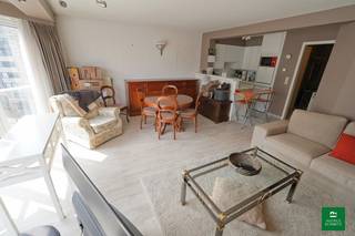 Mooi appartement met 1 slaapkamer gelegen aan de kruising van de Zoutelaan met de Lippenslaan.Indeling: inkomhall, aparte WC, open ingerichte keuken,...