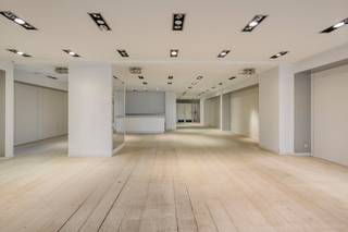 Vous recherchez un emplacement de choix pour votre prochaine entreprise ? Cette impressionnante propriété commerciale de pas moins de 220 m²...