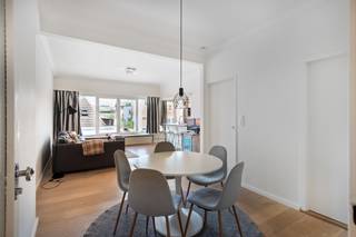 Dit instapklaar en rustig gelegen appartement bevindt zich op de derde verdieping en biedt een aangename combinatie van comfort, ruimte en een praktische indeling.<br /><br />Het appartement beschikt over twee slaapkamers van respectievelijk ca. 15,5 m² en 6,3 m². De tweede slaapkamer leent zich uitstekend als kinder- of logeerkamer, bureau of dressing.<br /><br />De badkamer is uitgerust met een douche met regendouchefunctie en een lavabo met spiegelkast. Het toilet bevindt zich in een aparte ruimte.<br /><br />Een bijkomende troef is de afzonderlijke wasruimte, voorzien van aansluitingen voor een wasmachine en droogkast. Zo blijven deze toestellen netjes uit het zicht en gaat er geen nuttige ruimte verloren in de badkamer.<br /><br />Dankzij de instapklare staat kan het appartement onmiddellijk in gebruik worden genomen zonder grote werken. De rustige ligging zorgt bovendien voor een aangename woonomgeving.<br />Op het gelijkvloers is er een gemeenschappelijke ruimte voor de vuilnisbakken.<br /><br />Een verzorgd en praktisch ingedeeld appartement met twee slaapkamers en alle nodige comfort, ideaal als studentenwoning, voor eigen bewoning of als investering.<br /><br />Pluspunten: <br />- Gemeenschappelijke vuilnisberging op het gelijkvloers<br />- Interessant voor zowel eigen bewoning als investering<br />- Top locatie <br />- Instapklaar appartement<br />- Rustige woonomgeving<br />- lage algemene kosten <br /><br />Heeft u interesse in dit tof appartement? Neem dan contact op met VB Vastgoed via 03 337 50 70 of info@vbvastgoed.be.