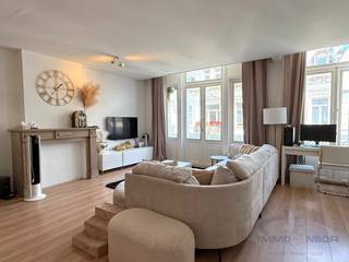 Te huur: goed gelegen duplex appartement op de tweede en derde verdieping van een kleine residentie met een prachtige gevel. Ruime leefruimtes : op niveau 1 vinden we de grote woonkamer, keuken en aangenaam terras, op niveau 2 zijn er 2 slaapkamers, een functionele bureauruimte en een lichtrijke badkamer met bad. Dit appartement ligt in het centrum van de stad op 50 m van het strand en 5 minuten wandelen van de winkelstraten. Binnenkort worden er energiebesparende werken gedaan die de bewoner ten goede komen : isolatie voorgevel, dakisolatie, nieuwe ramen en veluxen en nieuwe verwarming met warmtepompen. Voor de deur komt een fietsbox. Bezoek vanaf 10 augustus, vrij vanaf 16 september 2026. Alle info en bezoek : www.ensor.immo of 0496 68 84 67.<br /><br />