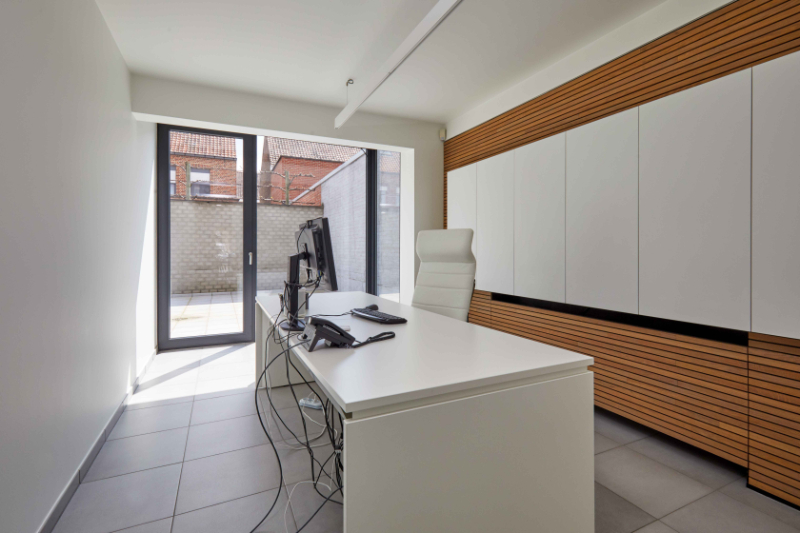 Roeselare-stadsrand : Trendy kantoorruimte van100-125m² in een recent gebouw met mogelijkheid tot huren van autostaanplaatsen. - foto 5