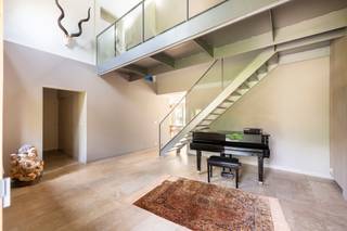 Deze prachtig gerenoveerde 18e-eeuwse hoeve, gekend als de Calsterhoeve, is een unieke eigendom waar charme en hedendaags comfort samenkomen...