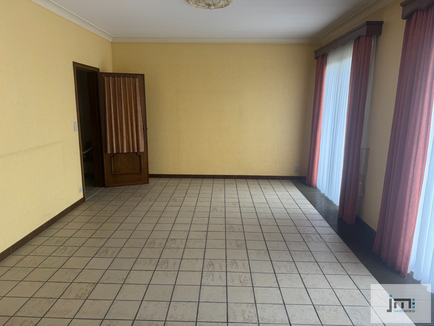 Woning met 4 slaapkamers en dubbele garage - foto 2