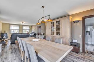 <p>In Denderhoutem bevindt zich deze<strong> verzorgde en instapklare woning</strong> op een rustige en vlot bereikbare locatie. Winkels, scholen en openbaar vervoer bevinden zich in de onmiddellijke nabijheid, terwijl de op- en afrit van de E40 op slechts enkele minuten rijden gelegen is. De woning verkeert in uitstekende staat van onderhoud en biedt een praktische indeling met tal van mogelijkheden. Op het gelijkvloers bevinden zich een inkomhal, een gezellige leefruimte met salon en eetplaats, een keuken, een gastentoilet en een berg-/wasplaats. Het verdiep omvat een nachthal, <strong>drie volwaardige slaapkamers</strong> en een badkamer. Via een uitvaltrap bereikt men de deels afgewerkte zolder, waar eenvoudig een extra slaapkamer, bureau of hobbyruimte kan worden ingericht. Een bijkomende troef is de <strong>volledige onderkeldering </strong>van de woning. Hier bevinden zich<strong> een ruime garage</strong> en extra bergruimte. Buiten geniet men van een voortuin, <strong>een ruime oprit </strong>die doorloopt naar de achterzijde van het perceel en toegang biedt tot de achterliggende garage. <strong>Het gezellige terras en de aangename tuin bieden een prachtig en rustgevend uitzicht op de omliggende weidelanden en het groene landschap</strong>. Cv op stookolie - PVC in dubbel glas -<strong> EPC C </strong>- <strong>elektriciteit conform</strong>. Maatregelenregister in aanvraag.</p>