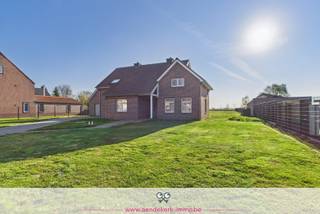 Op zoek naar een woning waar ruimte, comfort en mogelijkheden samenkomen? Deze gezinswoning uit 1993, met een bewoonbare oppervlakte van maar...