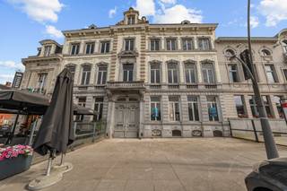 UNIEK gelegen op de MARKT van RONSE: prachtige HERENWONING met enorm veel potentieel. Deze prachtige neoclassicistische herenwoning vormt een historisch en architecturaal parelstuk in het hart van Ronse: deze weerspiegelt de grandeur van de 19e eeuw en herbergt een rijke erfgoedwaarde: dé eyecatcher van de Grote Markt.
Een kans voor wie op zoek is naar horeca/B&B/hotel eventueel in combinatie met woonst, en dit op de Markt van Ronse. Bezoek na afspraak met IMMO BEGUIN: info@immobeguin.be
Dit zoekertje omvat enkele AI-gegenereerde visualisaties.