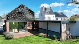 SOUS OFFRE - VISITES SUSPENDUES Wauthier-Braine, dans une jolie rue paisible très accessible, splendide villa totalement rénovée proposant...